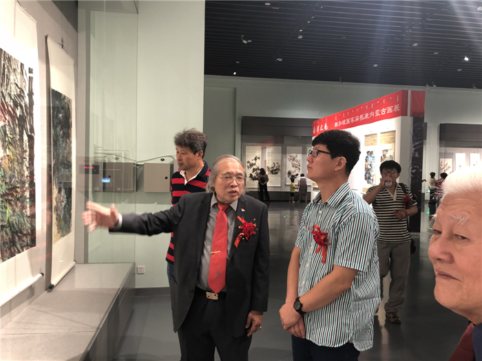 7、梁振康先生为观众做创作讲解.jpg