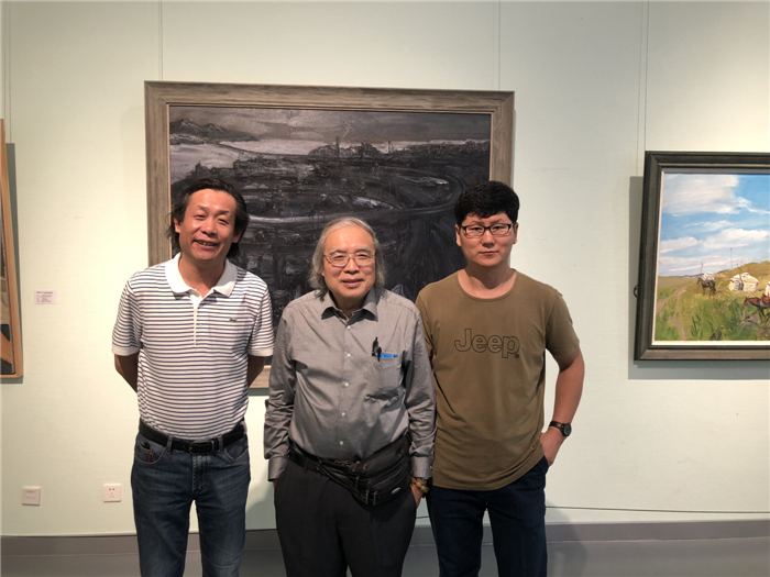 6、梁振康与内蒙古美术馆馆长刘国旗、《中华国粹》杂志社社长李浪木在展厅合影.jpg