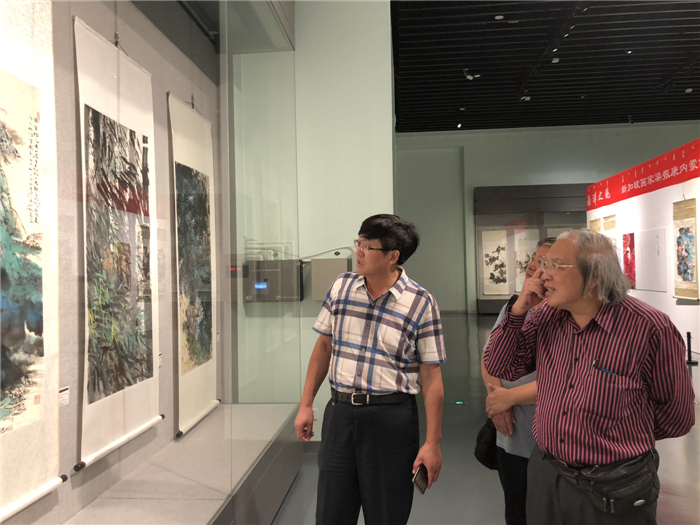 9、梁振康会长陪同内蒙古画报社社长白音宝力高参观画展.jpg