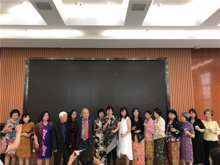 10、梁振康与他的学生在一起.jpg