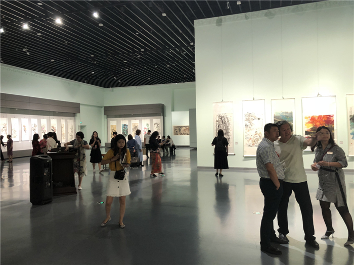 12、展厅观众.jpg