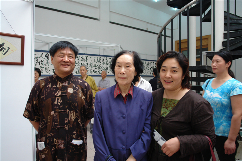 3、陈治中陪同廖老观展.JPG