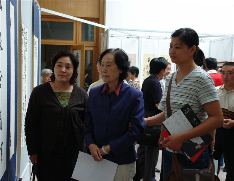 4、艾华陪同廖老欣赏作品.jpg