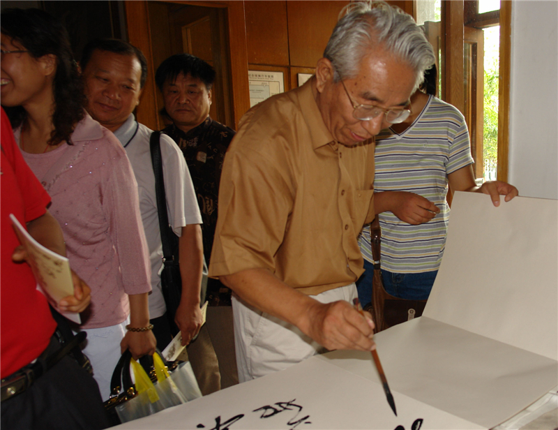 7、中国楹联学会孟繁锦会长签到.jpg
