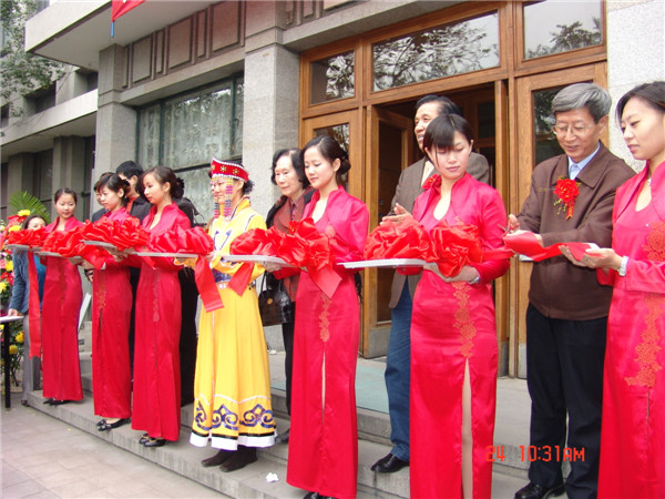 8、若希桑布画展剪彩.jpg