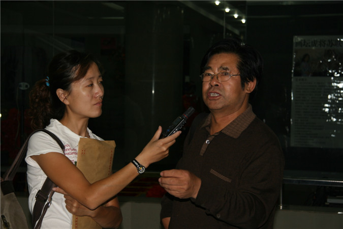 11、接受媒体采访.jpg