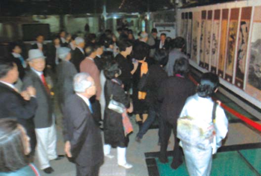 10、展厅观摩.jpg