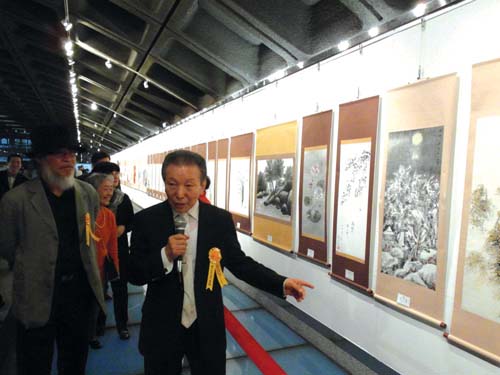 9、展厅姜信雄会长介绍各国作品2.jpg