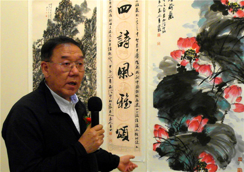 12、内蒙古文化厅原厅长高延青先生在介绍作品.jpg
