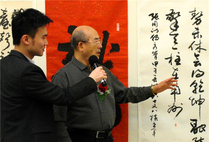 11、中国书法家协会顾问权希军先生在介绍作品.jpg