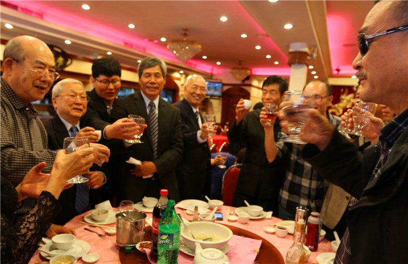 19、纽约中华总商会欢迎宴上共同举杯.jpg